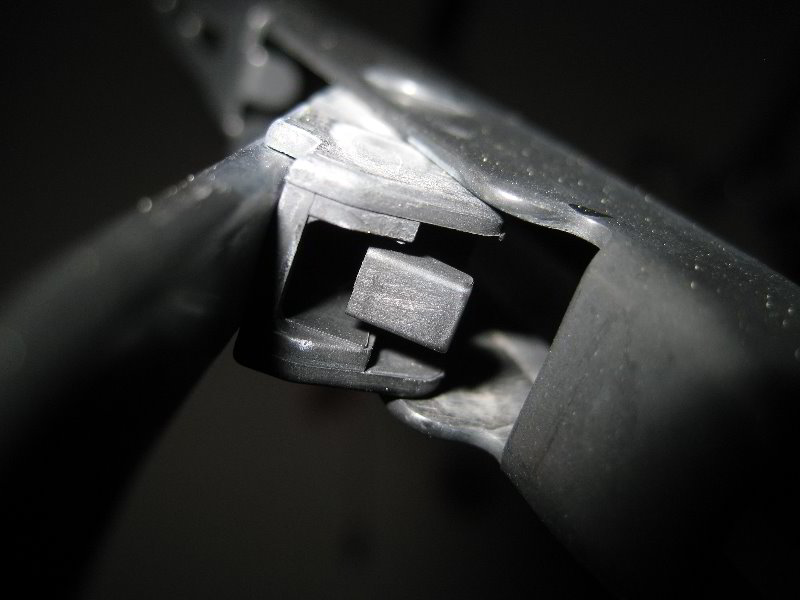 Mazda-Mazda3-Windshield-Wiper-Blades-Replacement-Guide-003