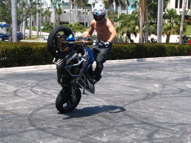 Team-1-AllStars-Sportbike-Stunt-Show-07