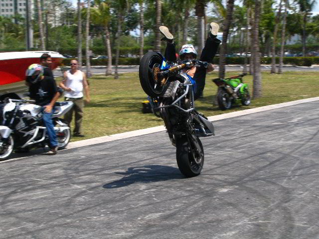 Team-1-AllStars-Sportbike-Stunt-Show-11