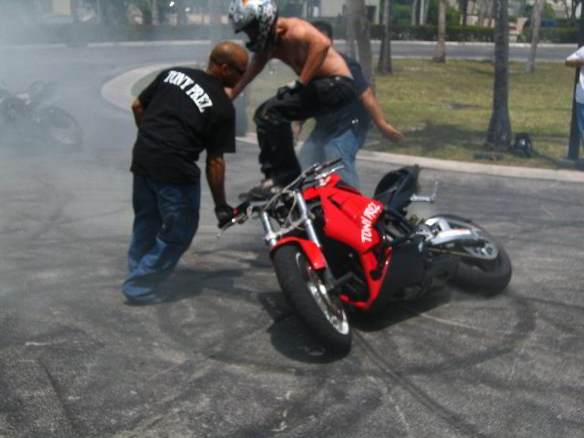 Team-1-AllStars-Sportbike-Stunt-Show-119