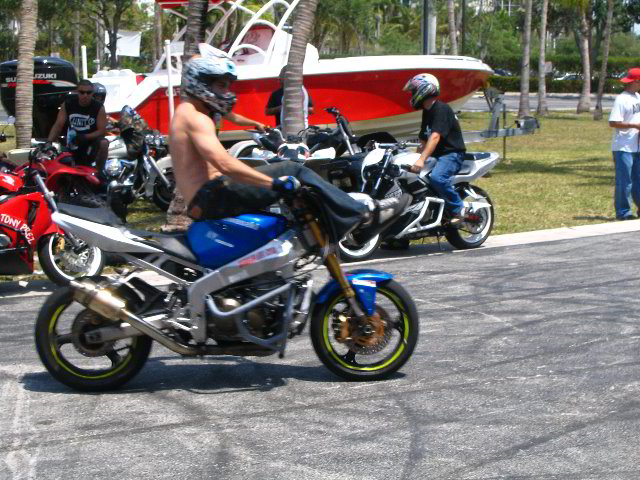 Team-1-AllStars-Sportbike-Stunt-Show-12