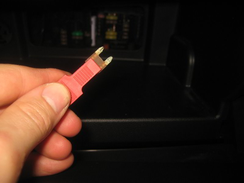 Mini-Cooper-Electrical-Fuse-Replacement-Guide-009