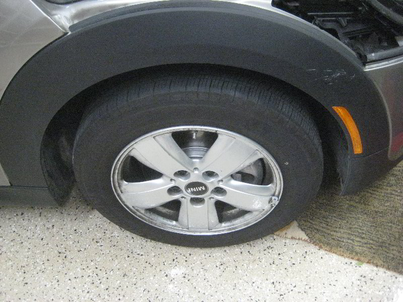 Mini-Cooper-Front-Brake-Pads-Replacement-Guide-001