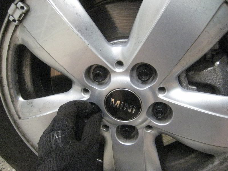 Mini-Cooper-Front-Brake-Pads-Replacement-Guide-036