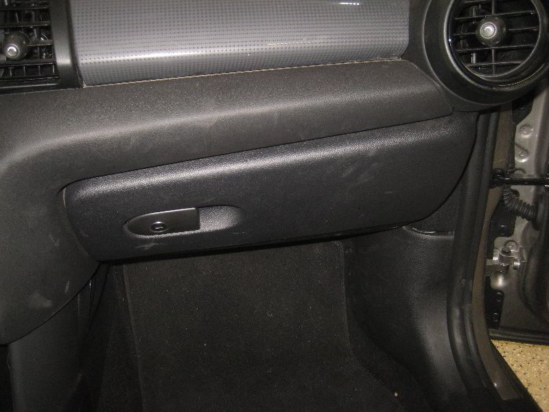 MiniCooperGloveBoxLightBulbReplacementGuide001