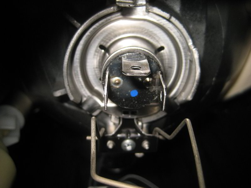 Mini-Cooper-Headlight-Bulbs-Replacement-Guide-013