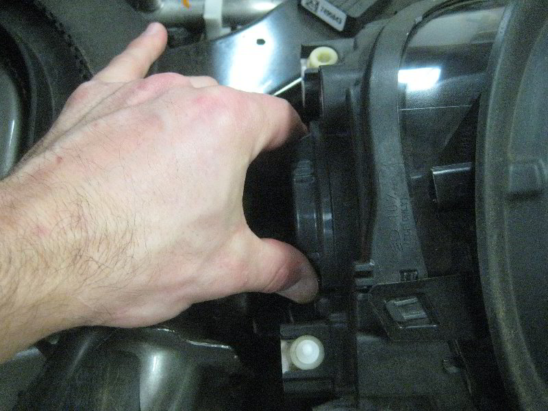 Mini-Cooper-Headlight-Bulbs-Replacement-Guide-025