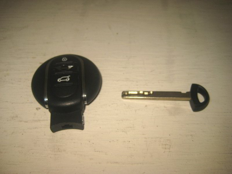 Mini-Cooper-Key-Fob-Battery-Replacement-Guide-006