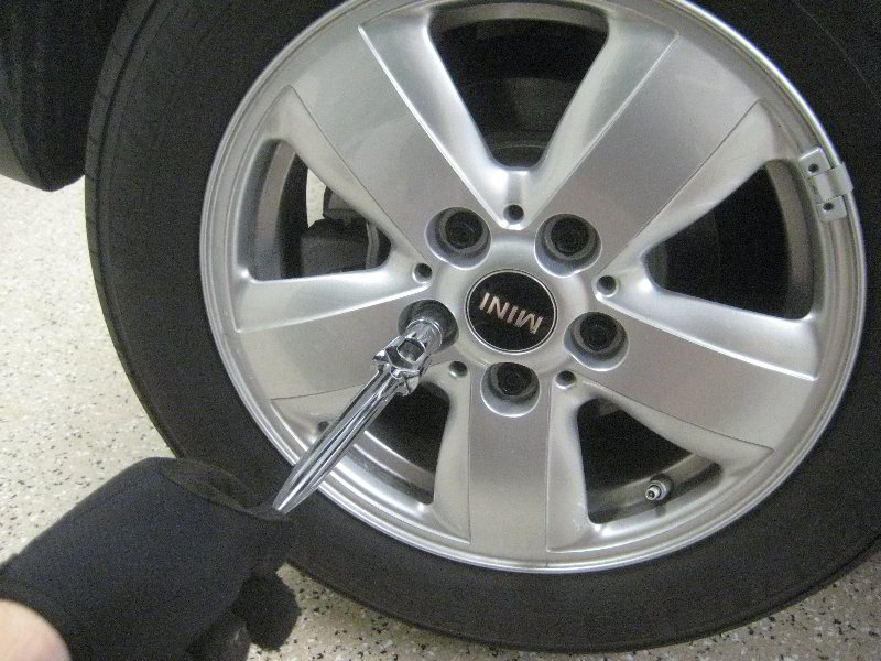 Mini-Cooper-Rear-Brake-Pads-Replacement-Guide-004