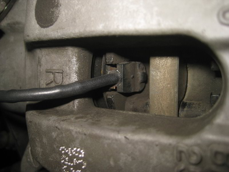 Mini-Cooper-Rear-Brake-Pads-Replacement-Guide-029