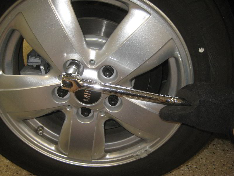 Mini-Cooper-Rear-Brake-Pads-Replacement-Guide-039