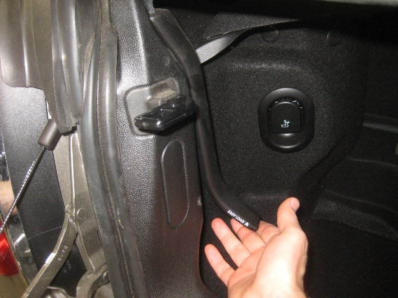 Mini-Cooper-Tail-Light-Bulbs-Replacement-Guide-004