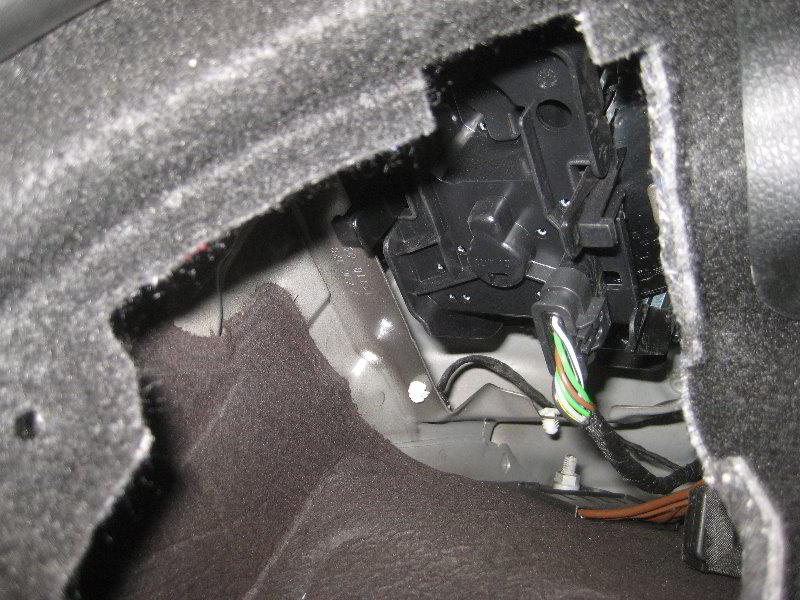 Mini-Cooper-Tail-Light-Bulbs-Replacement-Guide-009