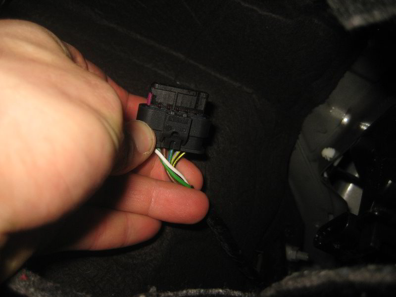 Mini-Cooper-Tail-Light-Bulbs-Replacement-Guide-012