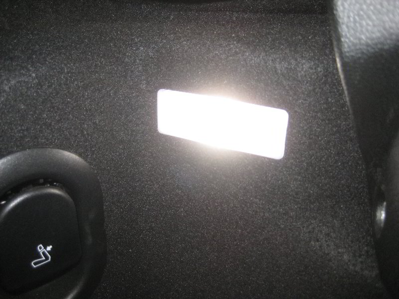 Mini-Cooper-Trunk-Light-Bulb-Replacement-Guide-001