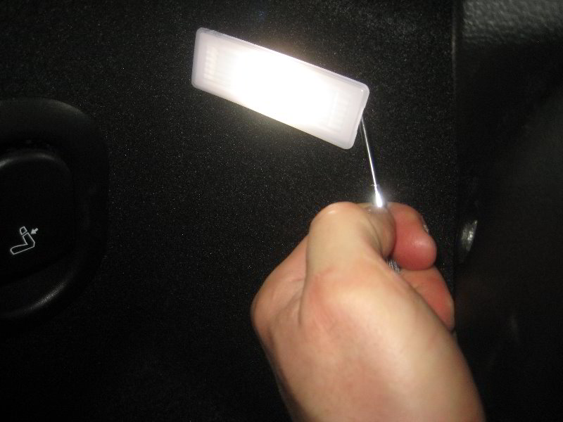 Mini-Cooper-Trunk-Light-Bulb-Replacement-Guide-002