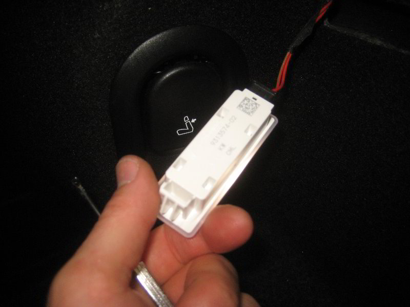 Mini-Cooper-Trunk-Light-Bulb-Replacement-Guide-003