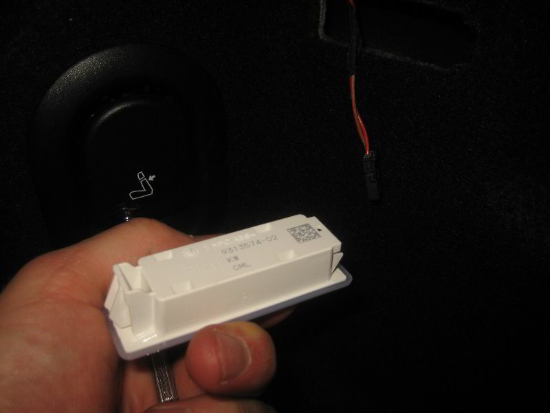 Mini-Cooper-Trunk-Light-Bulb-Replacement-Guide-005