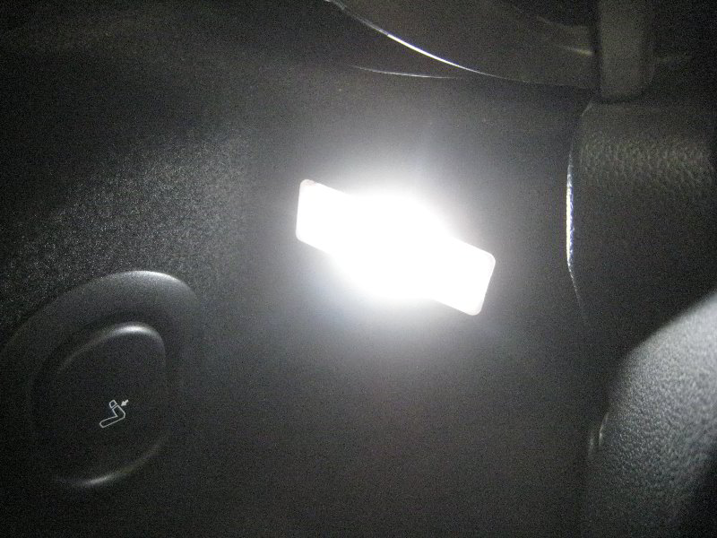 Mini-Cooper-Trunk-Light-Bulb-Replacement-Guide-012