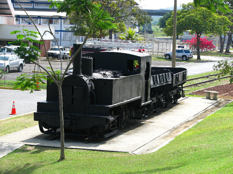 Miraflores-Locks-Panamax-Ship-Panama-Canal-041