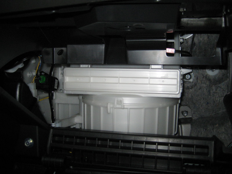 Mitsubishi-Lancer-AC-Cabin-Air-Filter-Replacement-Guide-008