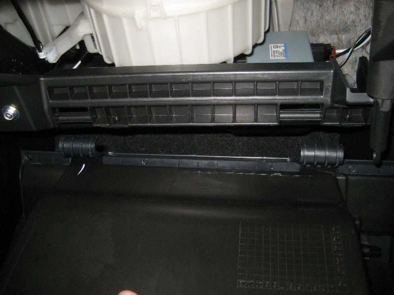 Mitsubishi-Lancer-AC-Cabin-Air-Filter-Replacement-Guide-021