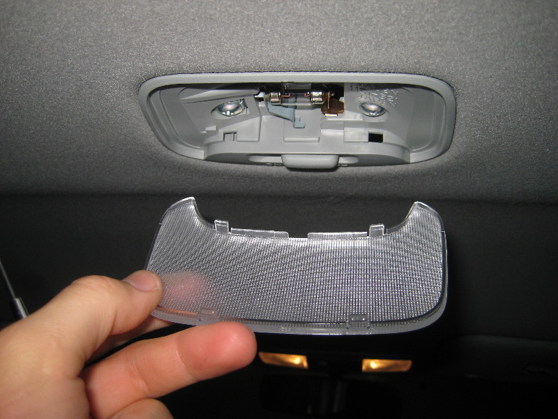 Mitsubishi-Lancer-Dome-Light-Bulb-Replacement-Guide-003