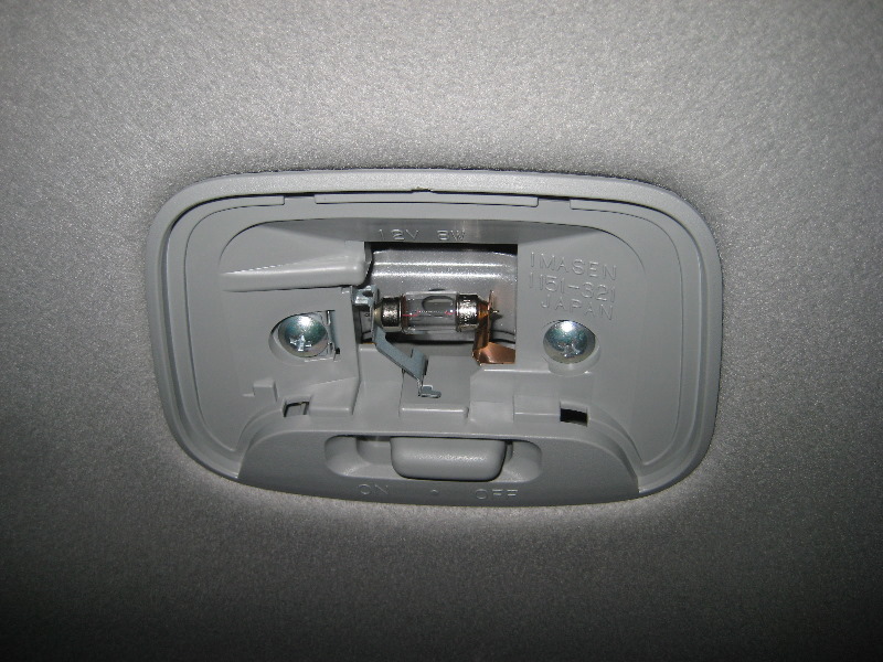 Mitsubishi-Lancer-Dome-Light-Bulb-Replacement-Guide-004