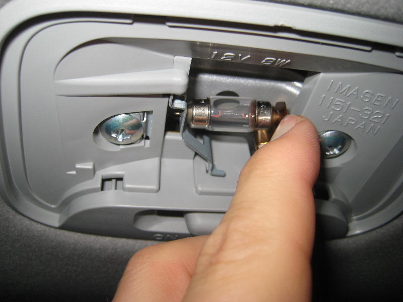 Mitsubishi-Lancer-Dome-Light-Bulb-Replacement-Guide-005