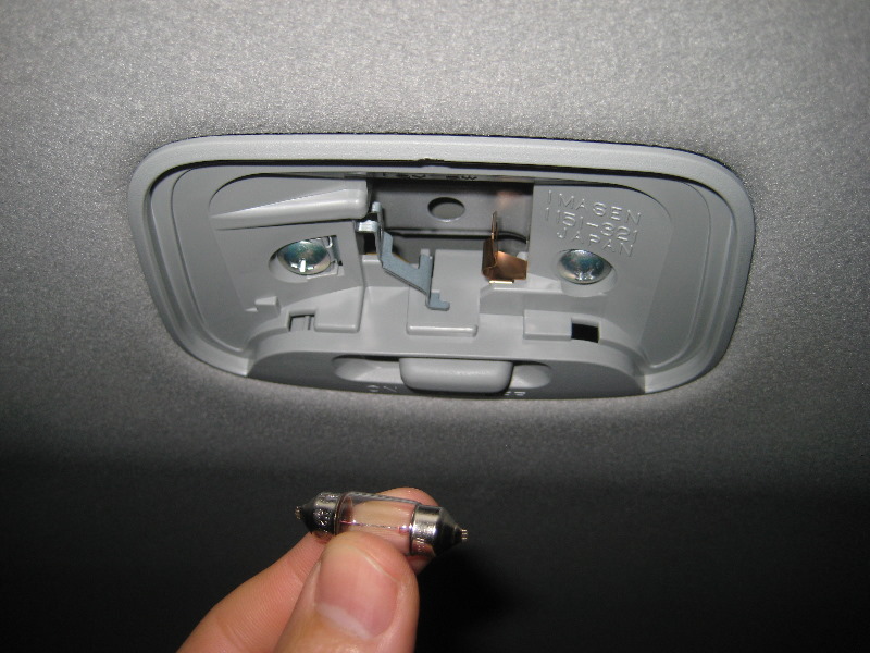 Mitsubishi-Lancer-Dome-Light-Bulb-Replacement-Guide-006