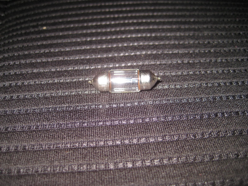 Mitsubishi-Lancer-Dome-Light-Bulb-Replacement-Guide-007