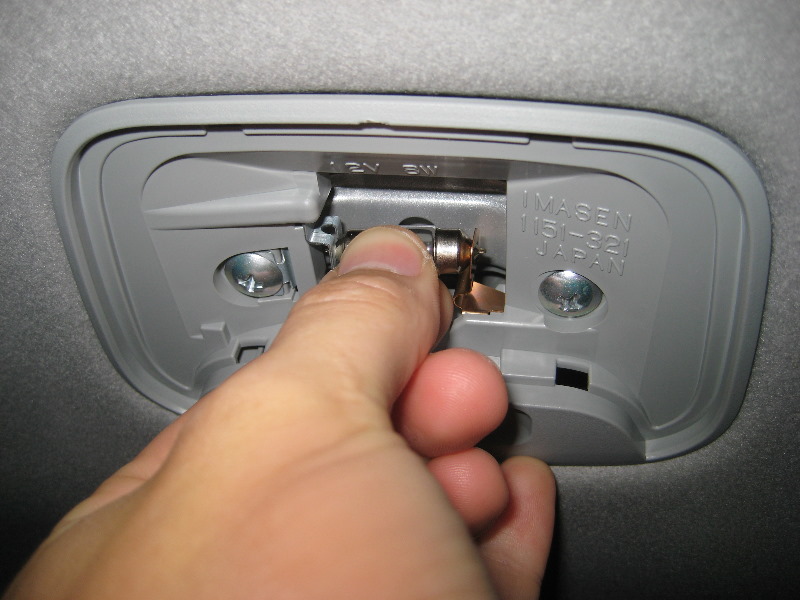 Mitsubishi-Lancer-Dome-Light-Bulb-Replacement-Guide-008