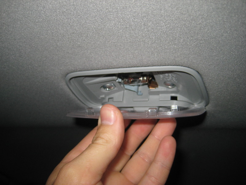 Mitsubishi-Lancer-Dome-Light-Bulb-Replacement-Guide-009