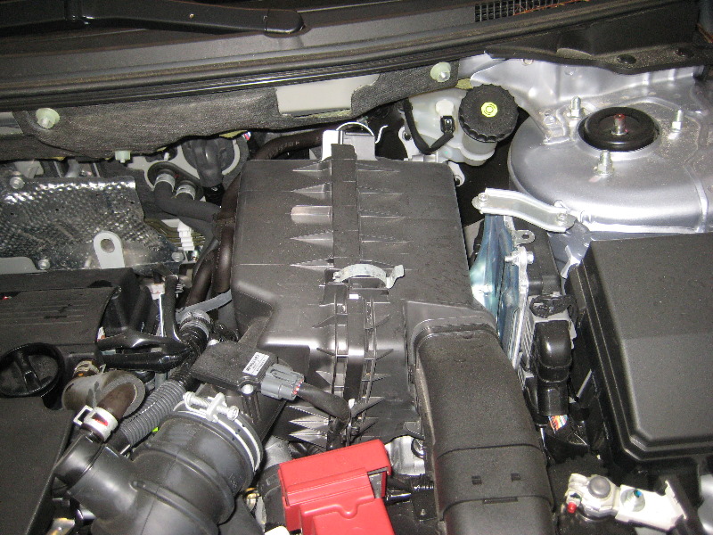 Mitsubishi-Lancer-Engine-Air-Filter-Replacement-Guide-001