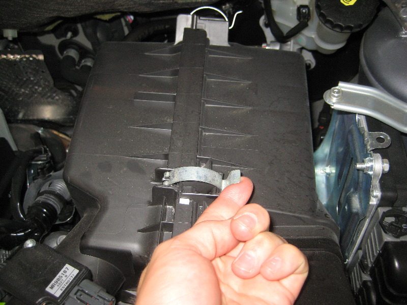 Mitsubishi-Lancer-Engine-Air-Filter-Replacement-Guide-002