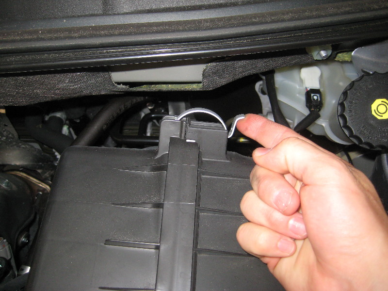 Mitsubishi-Lancer-Engine-Air-Filter-Replacement-Guide-003