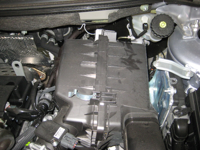 Mitsubishi-Lancer-Engine-Air-Filter-Replacement-Guide-004