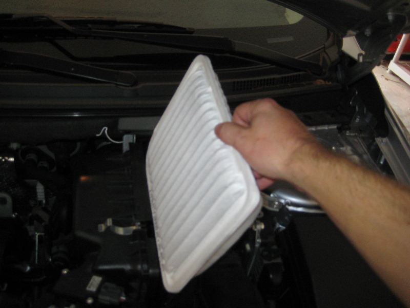 Mitsubishi-Lancer-Engine-Air-Filter-Replacement-Guide-006