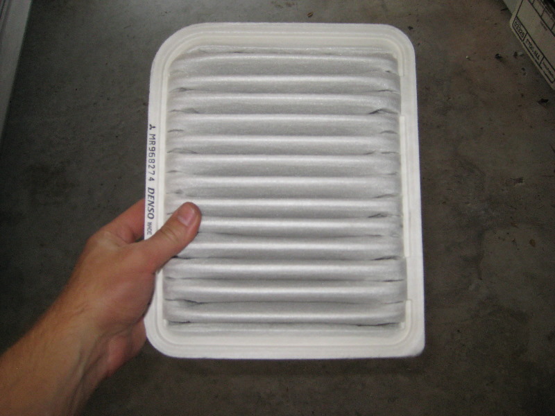 Mitsubishi-Lancer-Engine-Air-Filter-Replacement-Guide-007