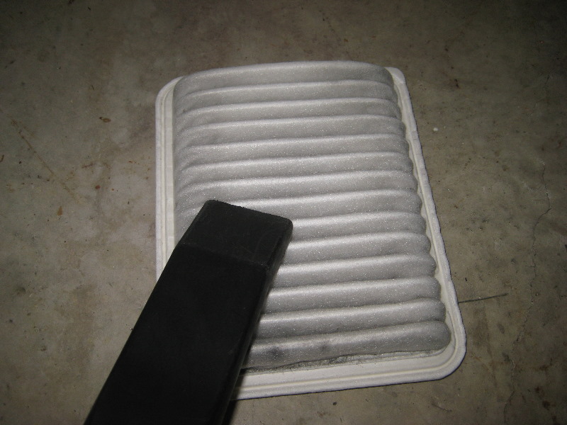 Mitsubishi-Lancer-Engine-Air-Filter-Replacement-Guide-009