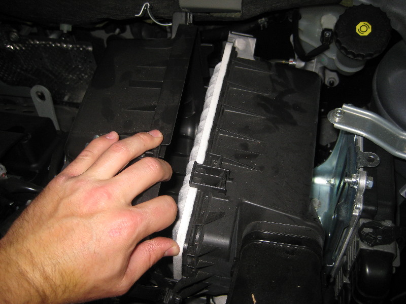 Mitsubishi-Lancer-Engine-Air-Filter-Replacement-Guide-010