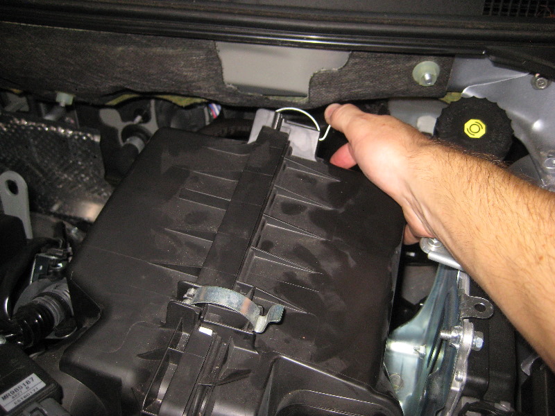 Mitsubishi-Lancer-Engine-Air-Filter-Replacement-Guide-011