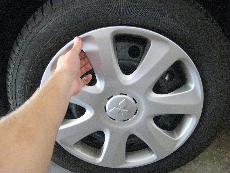 Mitsubishi-Lancer-Front-Brake-Pads-Replacement-Guide-002