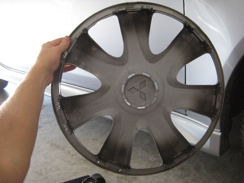 Mitsubishi-Lancer-Front-Brake-Pads-Replacement-Guide-003