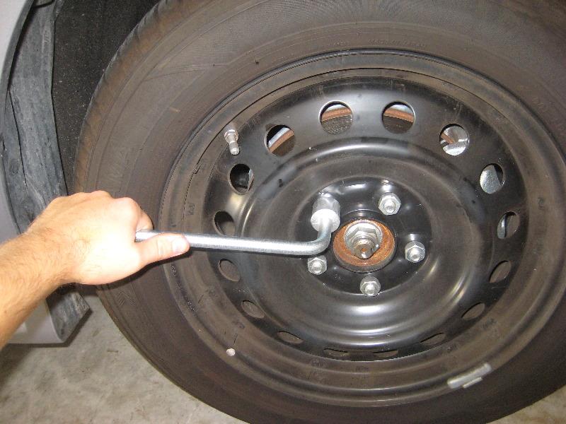 Mitsubishi-Lancer-Front-Brake-Pads-Replacement-Guide-004