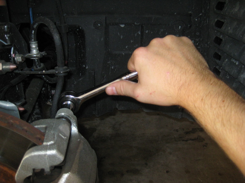 Mitsubishi-Lancer-Front-Brake-Pads-Replacement-Guide-010