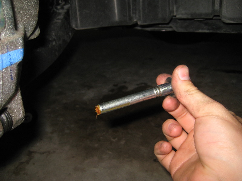 Mitsubishi-Lancer-Front-Brake-Pads-Replacement-Guide-014