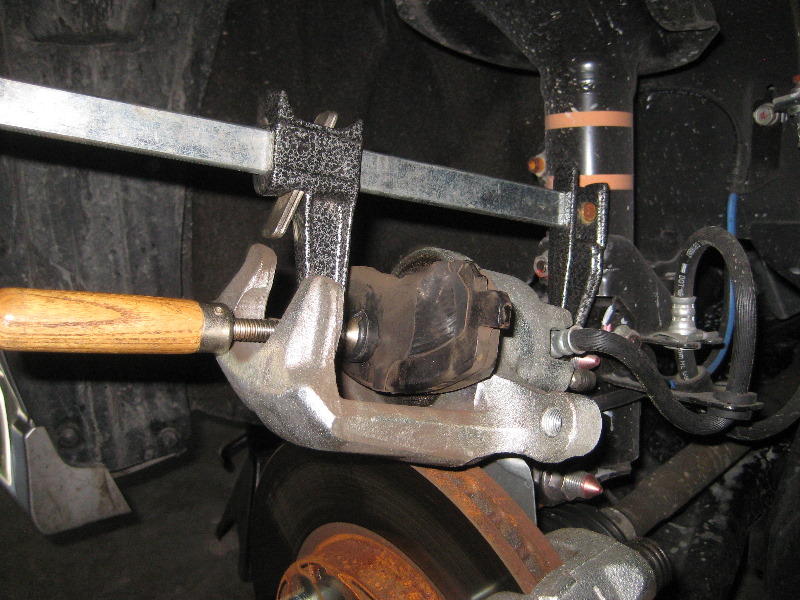 Mitsubishi-Lancer-Front-Brake-Pads-Replacement-Guide-021