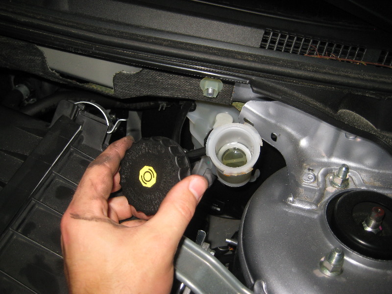 Mitsubishi-Lancer-Front-Brake-Pads-Replacement-Guide-022