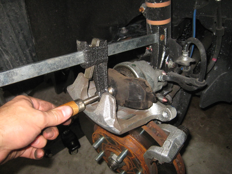 Mitsubishi-Lancer-Front-Brake-Pads-Replacement-Guide-023